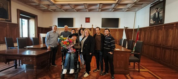 Deba rinde homenaje a la jugadora de boccia Amagoia Arrieta, con el apoyo de la banda de música y las asociaciones deportivas locales