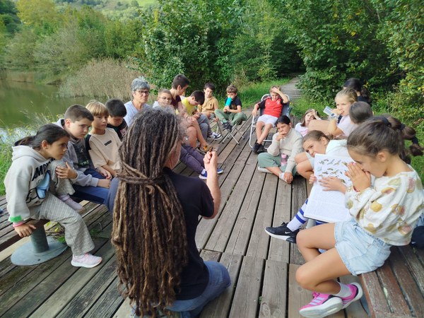 El alumnado de Deba realiza actividades de educación ambiental como medio de concienciación con el medio natural del municipio