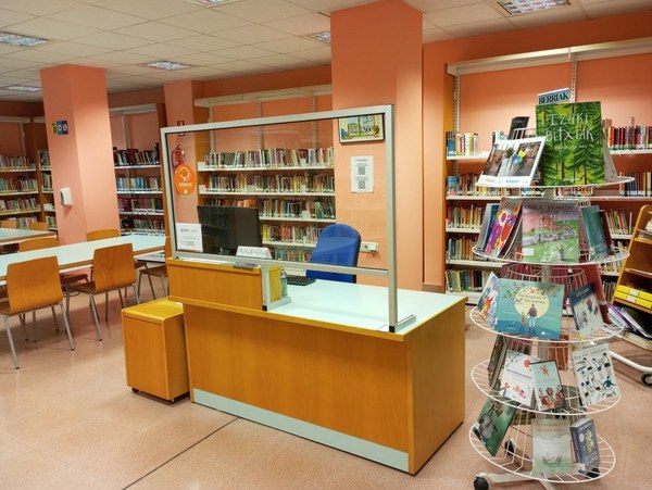 El Ayuntamiento de Deba explica la gestión del espacio de la biblioteca municipal